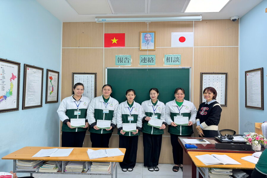 Ảnh khen thưởng học viên thi đỗ chứng chỉ